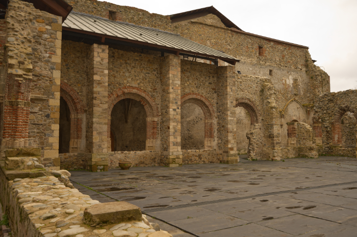 Panda sur del claustro del monasterio de Carracedo